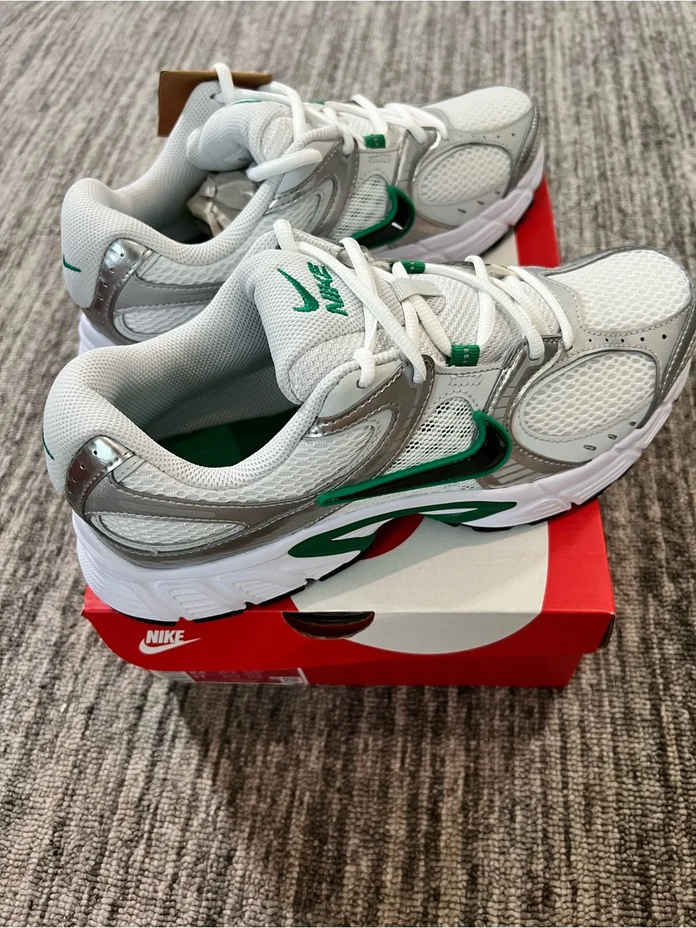 Nike V5 Rnr White Malachite Size 9.5 Men’s / 11 Women’s